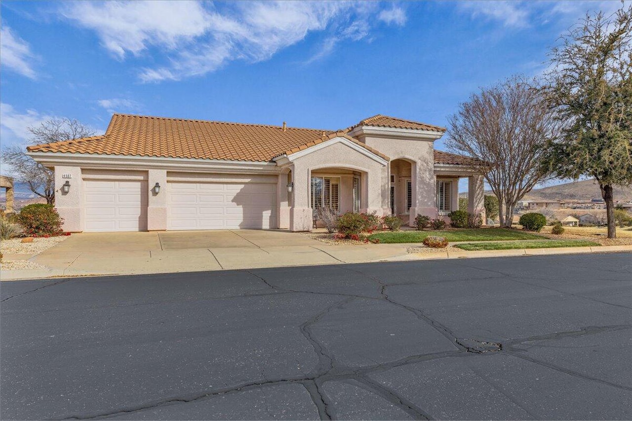 4507 S Ironwood DR St George, UT 84790 home for sale, MLS#26-267813 - Erika Rogers Photo 6